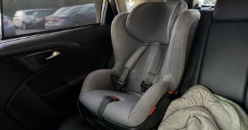 Kindersitz auf der Rückbank eines Autos