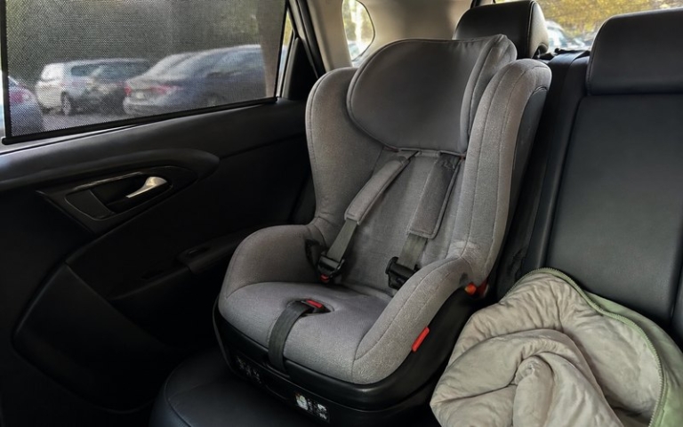 Kindersitz auf der Rückbank eines Autos