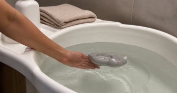 Badethermometer schwimmt in der Babywanne