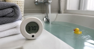 Digitales Badethermometer am Wannenrand
