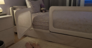 Bettschutzgitter mit Einstiegstür am Kinderbett