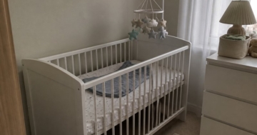 Babybett mit Sprossen im Kinderzimmer